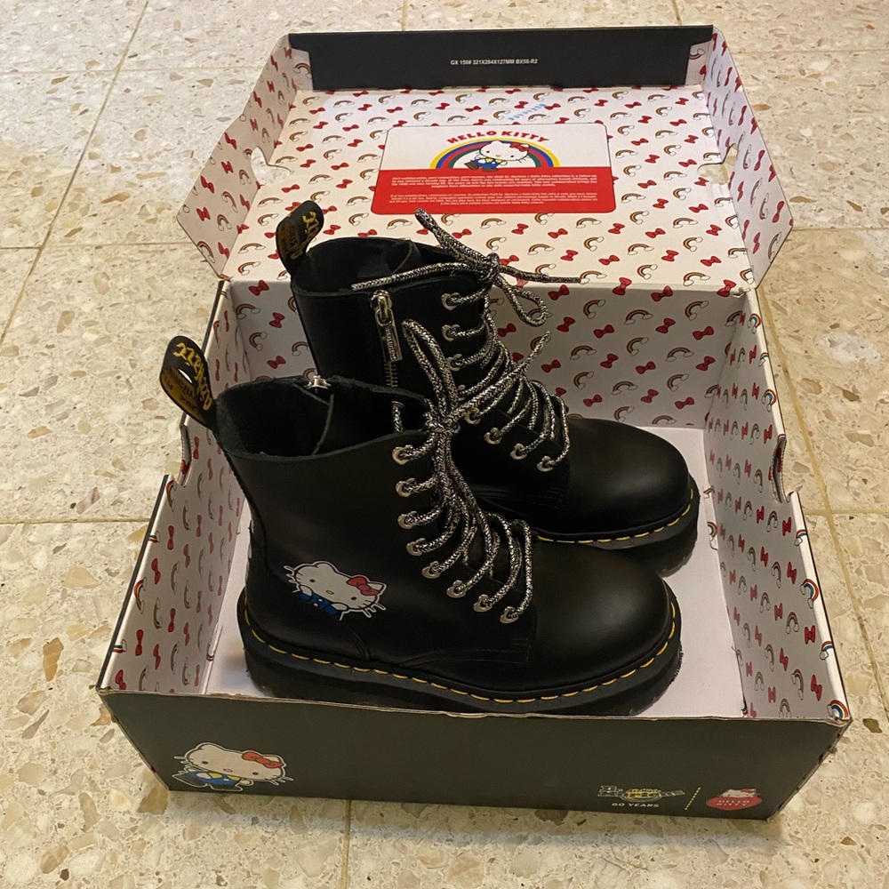 Dr. Martens Jadon Women’s Hello Kitty Platform Boots Size US 5.